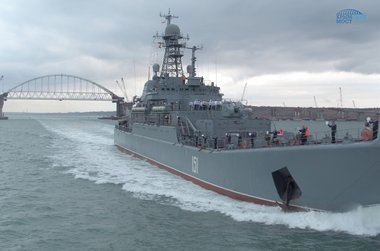 Большой десантный корабль «Азов» впервые прошел под аркой Крымского моста